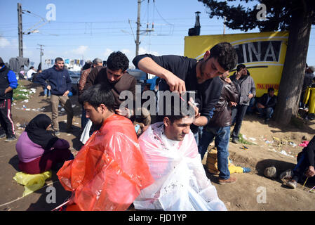 Athen, Griechenland. 1. März 2016. Flüchtlinge an der griechisch-mazedonischen Grenze, in der nördlichen griechischen Dorf Idomeni. Rund 7.000 Migranten, darunter viele aus Syrien und dem Irak, drängten sich in einem kleinen Lager an der griechischen Grenze Dorf Idomeni, und Hunderte mehr täglich kommen. Bildnachweis: Aristidis Vafeiadakis/ZUMA Draht/Alamy Live-Nachrichten Stockfoto