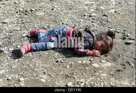 Athen, Griechenland. 1. März 2016. Flüchtlinge an der griechisch-mazedonischen Grenze, in der nördlichen griechischen Dorf Idomeni. Rund 7.000 Migranten, darunter viele aus Syrien und dem Irak, drängten sich in einem kleinen Lager an der griechischen Grenze Dorf Idomeni, und Hunderte mehr täglich kommen. Bildnachweis: Aristidis Vafeiadakis/ZUMA Draht/Alamy Live-Nachrichten Stockfoto