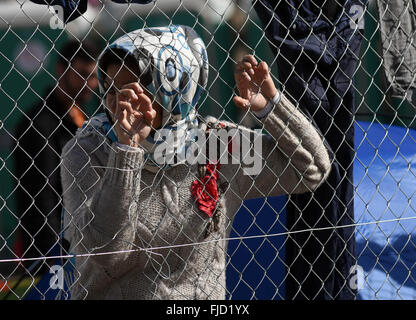 Athen, Griechenland. 1. März 2016. Flüchtlinge an der griechisch-mazedonischen Grenze, in der nördlichen griechischen Dorf Idomeni. Rund 7.000 Migranten, darunter viele aus Syrien und dem Irak, drängten sich in einem kleinen Lager an der griechischen Grenze Dorf Idomeni, und Hunderte mehr täglich kommen. Bildnachweis: Aristidis Vafeiadakis/ZUMA Draht/Alamy Live-Nachrichten Stockfoto