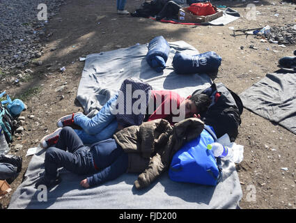 Athen, Griechenland. 1. März 2016. Flüchtlinge an der griechisch-mazedonischen Grenze, in der nördlichen griechischen Dorf Idomeni. Rund 7.000 Migranten, darunter viele aus Syrien und dem Irak, drängten sich in einem kleinen Lager an der griechischen Grenze Dorf Idomeni, und Hunderte mehr täglich kommen. Bildnachweis: Aristidis Vafeiadakis/ZUMA Draht/Alamy Live-Nachrichten Stockfoto