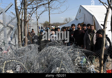Athen, Griechenland. 1. März 2016. Flüchtlinge an der griechisch-mazedonischen Grenze, in der nördlichen griechischen Dorf Idomeni. Rund 7.000 Migranten, darunter viele aus Syrien und dem Irak, drängten sich in einem kleinen Lager an der griechischen Grenze Dorf Idomeni, und Hunderte mehr täglich kommen. Bildnachweis: Aristidis Vafeiadakis/ZUMA Draht/Alamy Live-Nachrichten Stockfoto