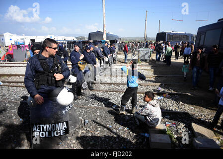 Athen, Griechenland. 1. März 2016. Flüchtlinge an der griechisch-mazedonischen Grenze, in der nördlichen griechischen Dorf Idomeni. Rund 7.000 Migranten, darunter viele aus Syrien und dem Irak, drängten sich in einem kleinen Lager an der griechischen Grenze Dorf Idomeni, und Hunderte mehr täglich kommen. Bildnachweis: Aristidis Vafeiadakis/ZUMA Draht/Alamy Live-Nachrichten Stockfoto