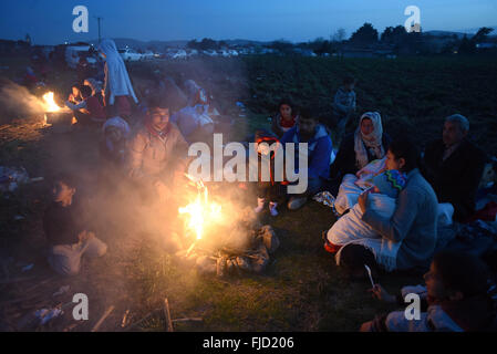 Athen, Griechenland. 1. März 2016. Flüchtlinge an der griechisch-mazedonischen Grenze, in der nördlichen griechischen Dorf Idomeni. Rund 7.000 Migranten, darunter viele aus Syrien und dem Irak, drängten sich in einem kleinen Lager an der griechischen Grenze Dorf Idomeni, und Hunderte mehr täglich kommen. Bildnachweis: Aristidis Vafeiadakis/ZUMA Draht/Alamy Live-Nachrichten Stockfoto