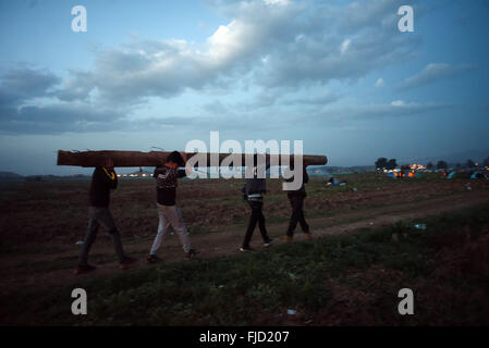 Athen, Griechenland. 1. März 2016. Flüchtlinge an der griechisch-mazedonischen Grenze, in der nördlichen griechischen Dorf Idomeni. Rund 7.000 Migranten, darunter viele aus Syrien und dem Irak, drängten sich in einem kleinen Lager an der griechischen Grenze Dorf Idomeni, und Hunderte mehr täglich kommen. Bildnachweis: Aristidis Vafeiadakis/ZUMA Draht/Alamy Live-Nachrichten Stockfoto
