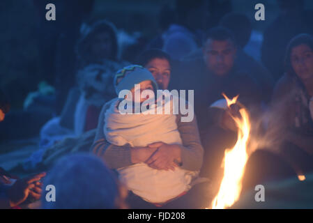 Athen, Griechenland. 1. März 2016. Flüchtlinge an der griechisch-mazedonischen Grenze, in der nördlichen griechischen Dorf Idomeni. Rund 7.000 Migranten, darunter viele aus Syrien und dem Irak, drängten sich in einem kleinen Lager an der griechischen Grenze Dorf Idomeni, und Hunderte mehr täglich kommen. Bildnachweis: Aristidis Vafeiadakis/ZUMA Draht/Alamy Live-Nachrichten Stockfoto