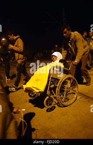 Athen, Griechenland. 1. März 2016. Flüchtlinge an der griechisch-mazedonischen Grenze, in der nördlichen griechischen Dorf Idomeni. Rund 7.000 Migranten, darunter viele aus Syrien und dem Irak, drängten sich in einem kleinen Lager an der griechischen Grenze Dorf Idomeni, und Hunderte mehr täglich kommen. Bildnachweis: Aristidis Vafeiadakis/ZUMA Draht/Alamy Live-Nachrichten Stockfoto