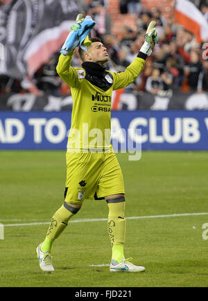 Washington, DC, USA. 1. März 2016. Queretaro Torhüter TIAGO VOLPI (31) signalisiert nach oben vor dem Start von einem CONCACAF-Viertelfinale gegen D.C. United im RFK Stadium in Washington. Bildnachweis: Chuck Myers/ZUMA Draht/Alamy Live-Nachrichten Stockfoto