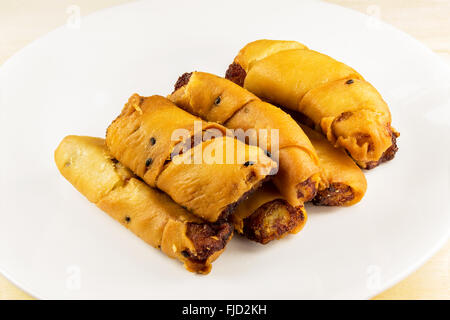 Ein Foto von Banane gebraten auf eine weiße Scheibe Stockfoto