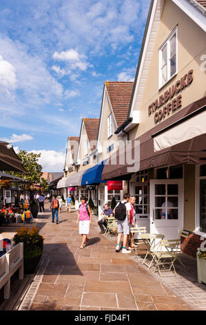Menschen, die Einkaufen in Maasmechelen Village in Bicester, Oxfordshire, England, Großbritannien, Uk Stockfoto