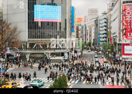 Tokyo, Japan - 6. Januar 2016: Erhöhten Blick auf die berühmte Shibuya Crossing in Tokio, Japan. Stockfoto