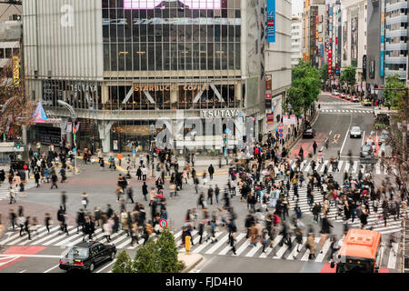 Tokyo, Japan - 6. Januar 2016: Erhöhten Blick auf die berühmte Shibuya Crossing in Tokio, Japan. Stockfoto