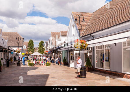 Menschen, die Einkaufen in Maasmechelen Village in Bicester, Oxfordshire, England, Großbritannien, Uk Stockfoto