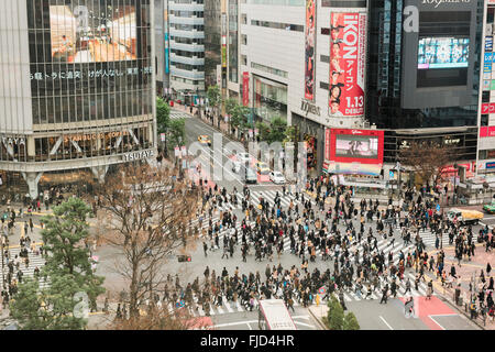 Tokyo, Japan - 6. Januar 2016: Erhöhten Blick auf die berühmte Shibuya Crossing in Tokio, Japan. Stockfoto