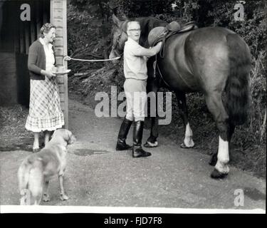 1968 - das Pferd nun an Bank Station ankommen. Die meisten Stadt Pendler denken, sie haben genug Probleme mit dem lokalen Zug in London ohne rotblättrige Zuhause um 6 morgens bis 18 Meilen in etwa drei Stunden zu decken. Aber die meisten Reisen Sie nicht in der gleichen Art als Geschäftsmann Bill junge aus Warlingham, Surrey. Seine Bucht Jäger in Top-Zustand für die Jagdsaison zu erhalten, die Mr. Young aufgegeben hat, kann sein Auto mit seinen großen Durst für Benzin, in dem er normalerweise in seinem Londoner Büro für eine gemütliche Fahrt auf Alternative zum Auto er fährt, secs. (nach der Fahrt, die Wellington hat findet er die r Stockfoto