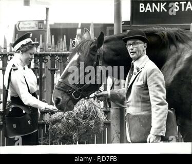 1968 - das Pferd jetzt ankommen bei Bank Station, die Stadt Pendler denken sie genug Probleme mit dem lokalen Zug Service in London haben, ohne nach Hause verlassen um 6 morgens bis 18 Meilen in etwa drei Stunden zu decken. Aber die meisten Reisen Sie nicht im gleichen Stil als Geschäftsmann Bill Young aus Warlingham, Surrey. Zu seiner Bucht Jäger in Top-Zustand für die Jagdsaison hat Mr. Young sein Auto mit seinen großen Durst für Benzin gegeben in dem er normalerweise in seinem Londoner Büro für eine gemütliche Fahrt fährt zu arbeiten. Obwohl ein Pferd laufen in diesen Tagen nicht ganz die günstige Alternative Stockfoto