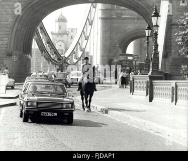 1968 - das Pferd jetzt Bank Station angekommen; Die meisten Stadt Pendler denken, sie haben genug Probleme mit dem lokalen Zug Service in London ohne nach Hause verlassen um 6 morgens bis 18 Meilen in etwa drei Stunden zu decken. Aber die meisten nicht im gleichen Stil als Geschäftsmann Bill Young aus Warlington, Surrey. Zu seiner Bucht Jäger in Top-Zustand für die Jagdsaison hat Mr. Young sein Auto mit seinen großen Durst für Patrol gegeben in dem er normalerweise in seinem Londoner Büro für eine gemütliche Fahrt fährt zu arbeiten. Obwohl ein Pferd laufen in diesen Tagen nicht ganz die billige alternati Stockfoto