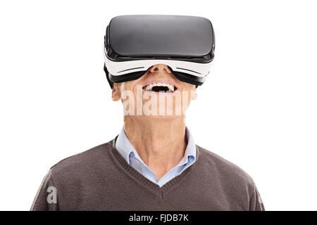 Studioaufnahme eines fröhlichen Senioren mit einem VR-Kopfhörer isoliert auf weißem Hintergrund Stockfoto