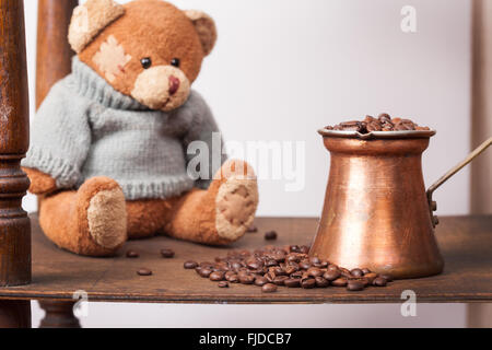 Teddybär und Cezve, weißen Hintergrund Stillleben-Vintage-Stil Stockfoto