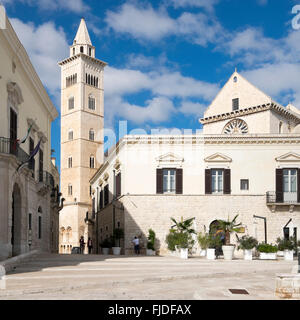 Die gestaffelten Turm der Kathedrale von St. Nikolaus der Pilger, Trani, Apulien, Italien Stockfoto