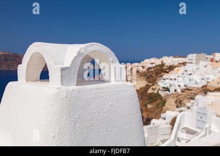 Bild der traditionellen weiß getünchten Schornstein in Griechenland weit verbreitet. Oia, Santorin. Stockfoto