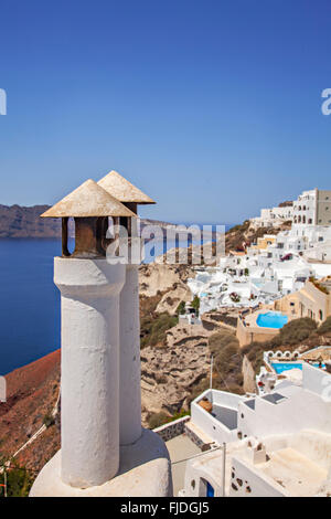 Bild der traditionellen weiß getünchten Schornstein in Griechenland weit verbreitet. Oia, Santorin. Stockfoto