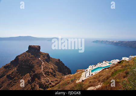 Bild der Insel Santorin und der Skaros Felsen, Griechenland. Stockfoto