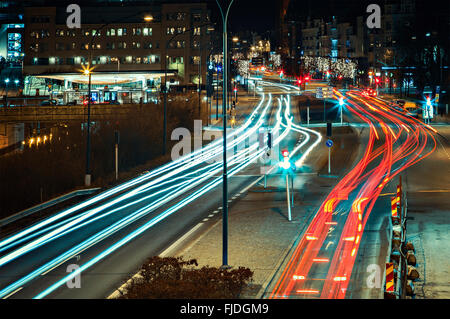 Bild der Stadt Ampel Trails in der Nacht. Helsingborg, Schweden. Stockfoto
