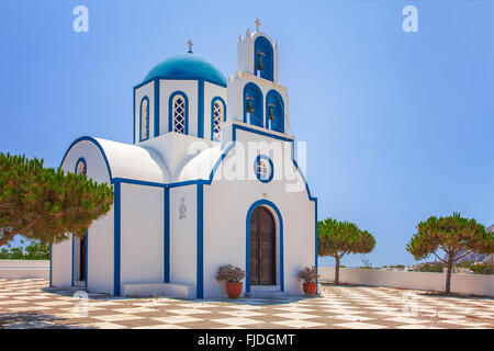 Bild einer traditionellen Dorf-Kirche mit blauer Kuppel auf Santorin, Griechenland. Stockfoto