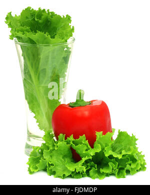 Paprika mit frischem Salat in einem Glas auf weißem Hintergrund Stockfoto