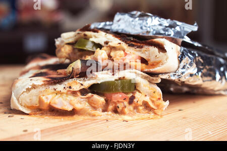 Pizza-Brötchen mit Huhn. Calsone Pizza Fastfood leckerer snack Stockfoto