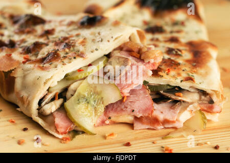 Pizza roll Sandwich Snack mit Schinken Nahaufnahme. Geringe Schärfentiefe Stockfoto