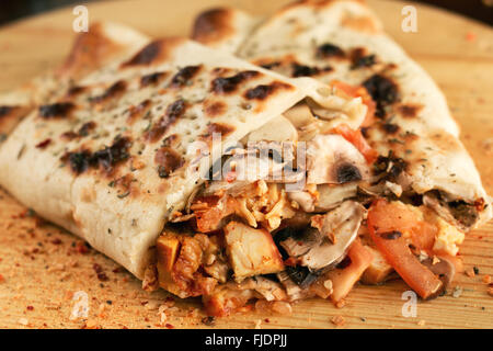 Calzone Pizza Brötchen mit Schinken und Pilzen. Geringe Schärfentiefe Stockfoto