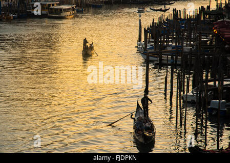 Brücke über die Drau mit einem Brunnen Stockfoto