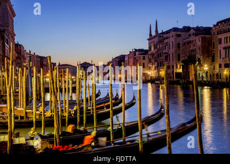 Brücke über die Drau mit einem Brunnen Stockfoto