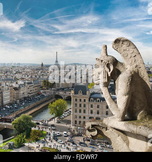 Wasserspeier und Stadt-Blick vom Dach von Notre Dame de Paris Stockfoto