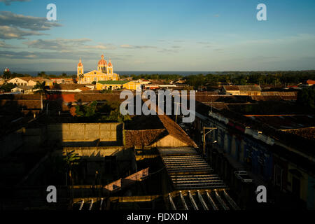 Granada, Nicaragua. Ansicht der Kathedrale von Granada über Granadas Dächer bei Sonnenuntergang. Stockfoto