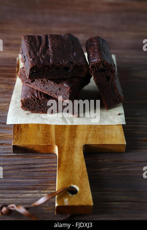 Brownie auf ein Schneidebrett, Essen Nahaufnahme Stockfoto