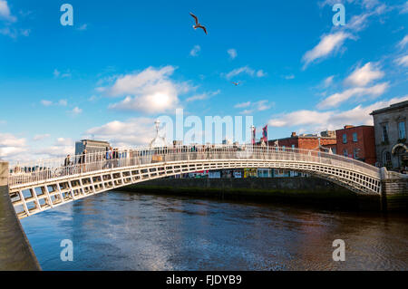 Die Ha'penny-Brücke über den Fluss Liffey in Dublin, Irland Stockfoto