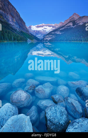 Am schönen Lake Louise im Banff Nationalpark, Kanada. In der Dämmerung fotografiert. Stockfoto