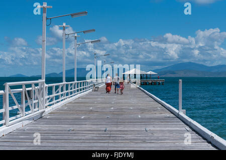 Familienspaziergängen auf der Picnic Bay Jetty auf Magnetic Island in Queensland, Australien Stockfoto