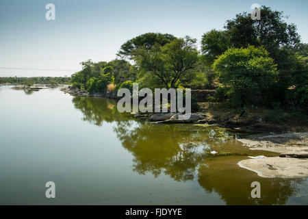 Das Ufer eines Flusses in der Nähe von Udaipur in Rajasthan, Indien Stockfoto