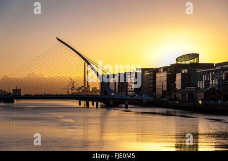 Samuel Beckett Bridge über den Fluss Liffey, Hafengebiet in der Morgendämmerung, Dublin, Irland Stockfoto