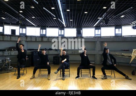 Peking, China. 2. März 2016. Schauspieler führen während einer Pressekonferenz für ihre neue Bühne spielen er hatte zwei Pistolen mit weißen und schwarzen Augen in Peking, Hauptstadt von China, 2. März 2016. Die neue Bühne zu spielen, unter der Regie von Meng Jinghui und nach dem gleichnamigen Buch von Nobel Literatur-Nobelpreisträger Dario Fo, angepasst werden auf der Bühne vom 7. April bis 2. Mai in Peking gestellt. © Han Ye/Xinhua/Alamy Live-Nachrichten Stockfoto