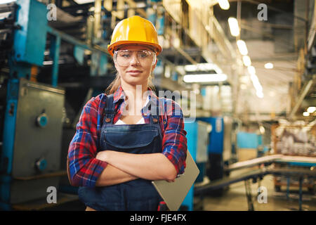 Porträt der jungen weiblichen Arbeiter in der Fabrik Stockfoto