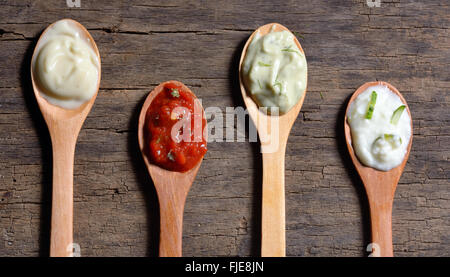 Verschiedene Arten von Gewürzen auf Löffeln Stockfoto