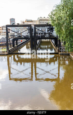 Oberen Ausgang Eintrag von Anderton Boot Lift, die Narrowboats zwischen River Weaver die Trent und Mersey Kanal aufwirft. England, U Stockfoto