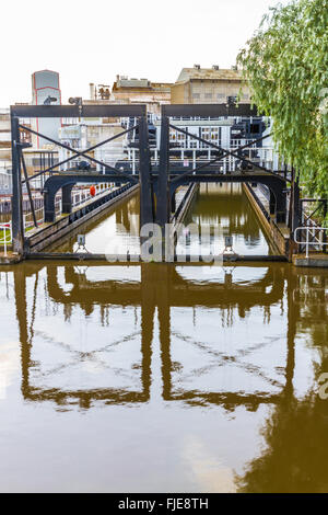 Oberen Ausgang Eintrag von Anderton Boot Lift, die Narrowboats zwischen River Weaver die Trent und Mersey Kanal aufwirft. England, U Stockfoto