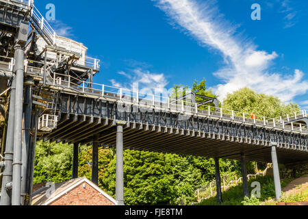 Obere Trog von Anderton Boot Lift, die Narrowboats zwischen River Weaver die Trent und Mersey Kanal aufwirft. England, vereinen Stockfoto