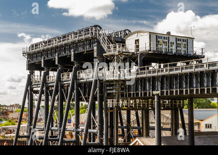 Obere Trog von Anderton Boot Lift, die Narrowboats zwischen River Weaver die Trent und Mersey Kanal aufwirft. England, vereinen Stockfoto