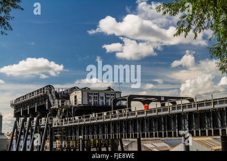 Obere Trog von Anderton Boot Lift, die Narrowboats zwischen River Weaver die Trent und Mersey Kanal aufwirft. England, vereinen Stockfoto